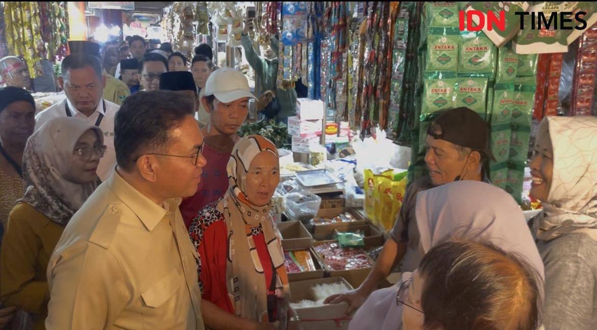 Mendag Budi mengecek harga sembako di Pasar Raya Padang (Foto: IDN Times/Halbert Caniago)