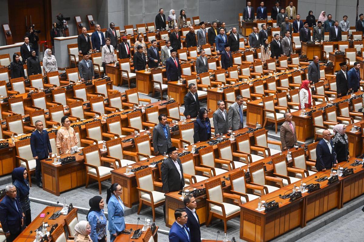 Sejumlah anggota DPR mengikuti Rapat Paripurna ke-8 DPR RI Masa Persidangan II Tahun Sidang 205-2026 di Kompleks Parlemen, Senayan, Jakarta, Selasa (18/11).  ANTARA FOTO/Rivan Awal Lingga
