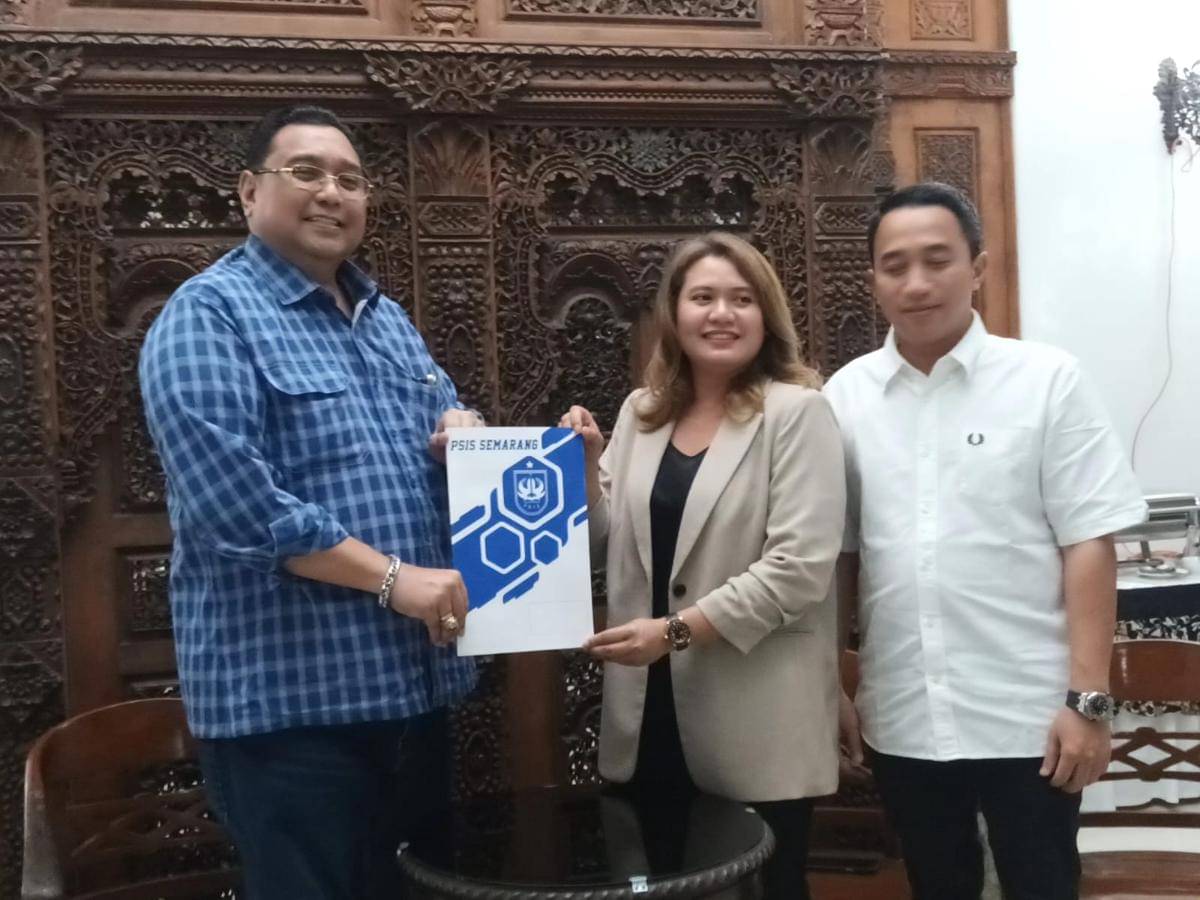 Datu Nova Fatmawati (tengah) yang mengakuisisi saham PSIS Semarang. (Dok. IDN Times)