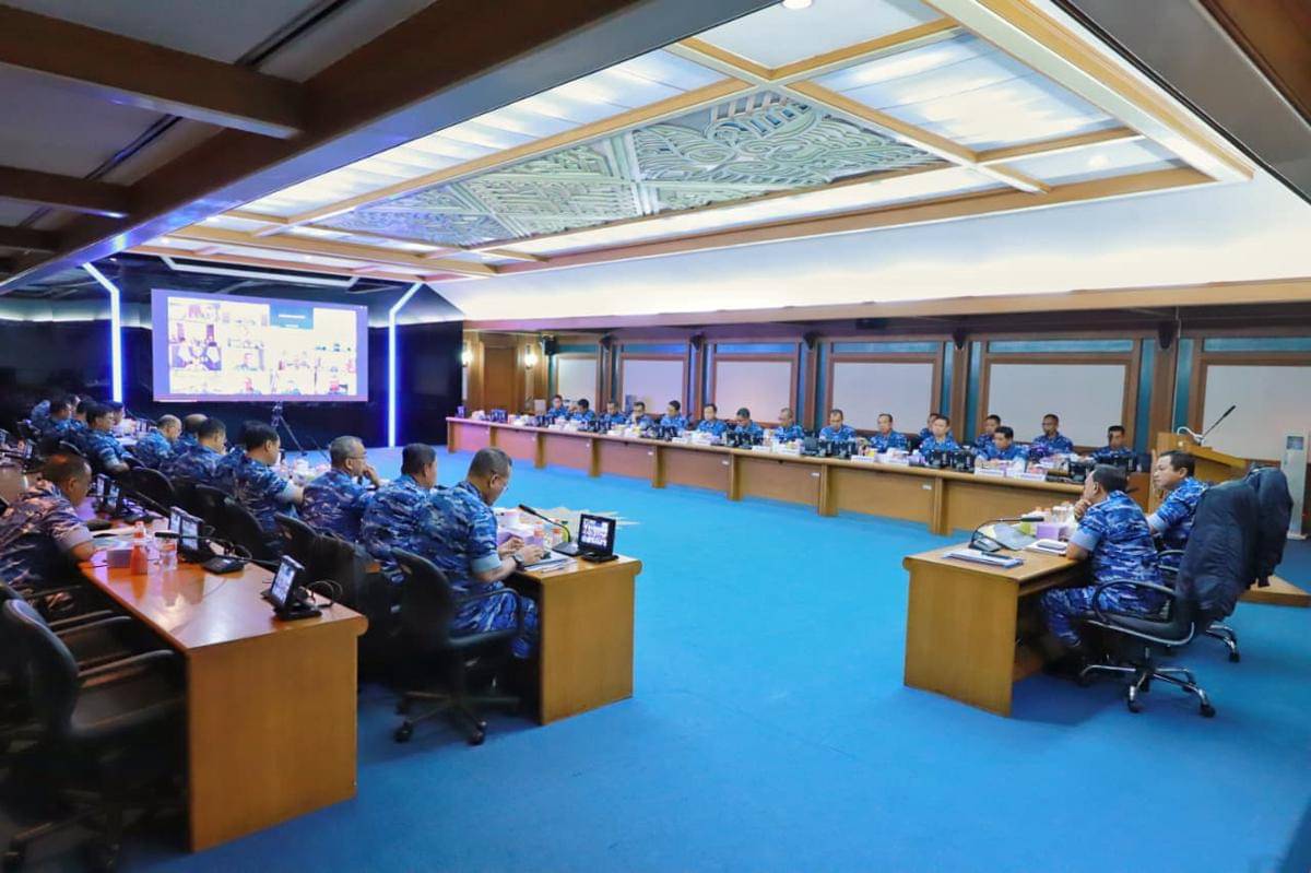 Kepala Staf Angkatan Udara (KSAU), Marsekal TNI M Tonny Harjono bersama jajaran saat rapat di Ruang Rapat Kasau, Mabesau, Cilangkap