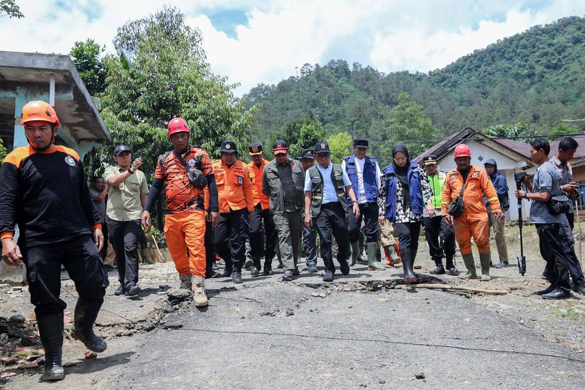 Menko PMK Pratikno tinjau proses penanganan bencana tanah longsor di Dusun Situkung