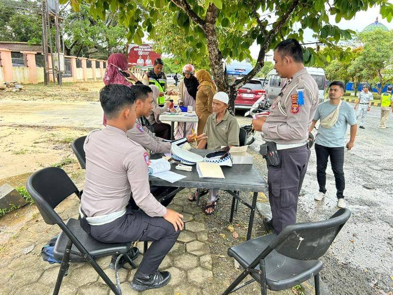 Beberapa anggota Satlantas Polres PPU berikan edukasi kepada seorang pengendara sepeda motor