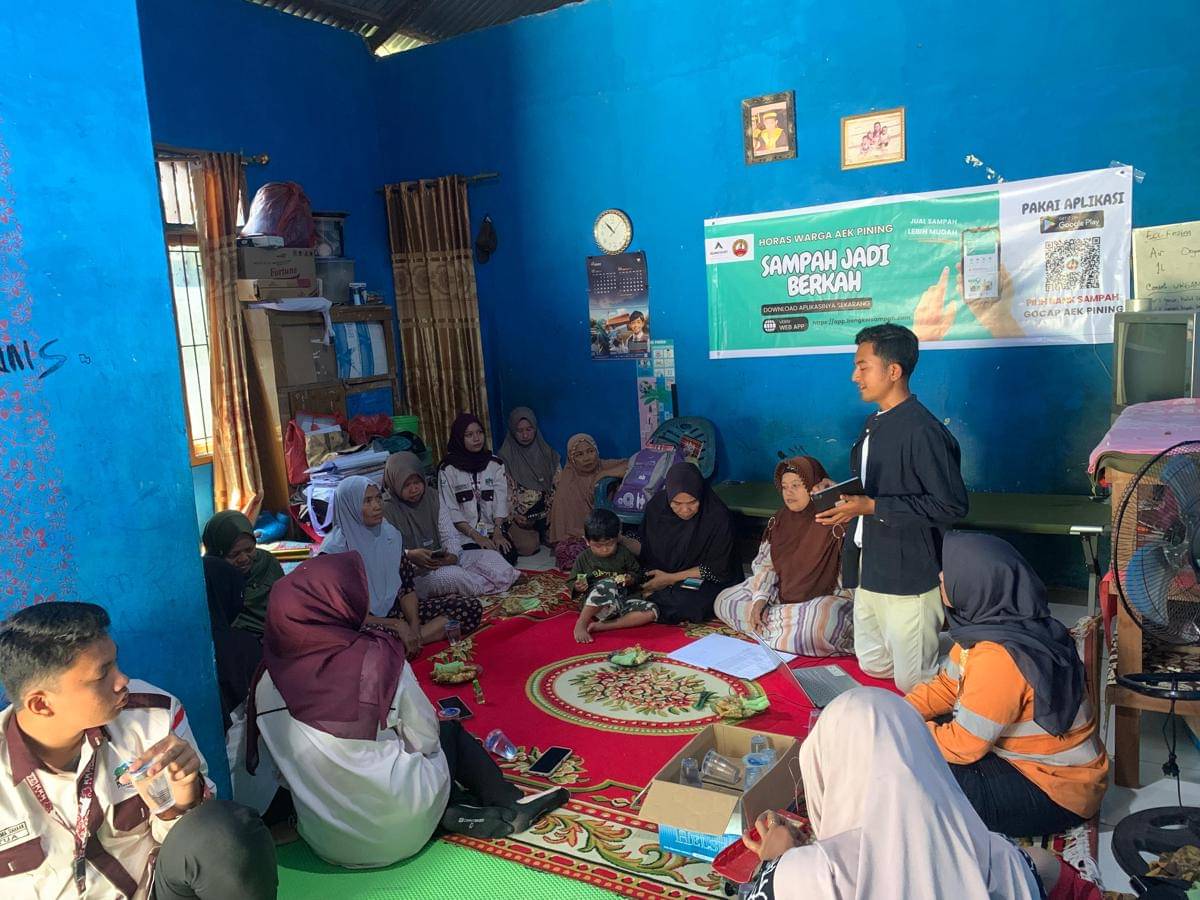 Nazamuddin memberi penyuluhan kepada warga (dok.Nazamuddin untuk IDN Times)