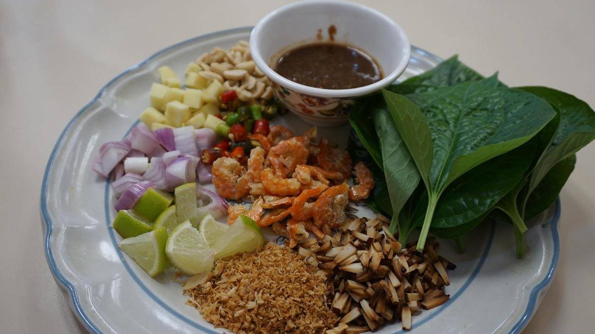Miang Kham makanan berbungkus daun yang bisa dimakan