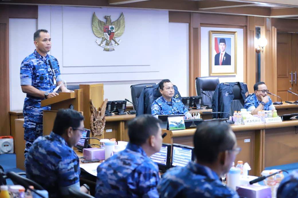 Kepala Staf Angkatan Udara (KSAU), Marsekal TNI M Tonny Harjono bersama jajaran saat rapat di Ruang Rapat Kasau, Mabesau, Cilangkap