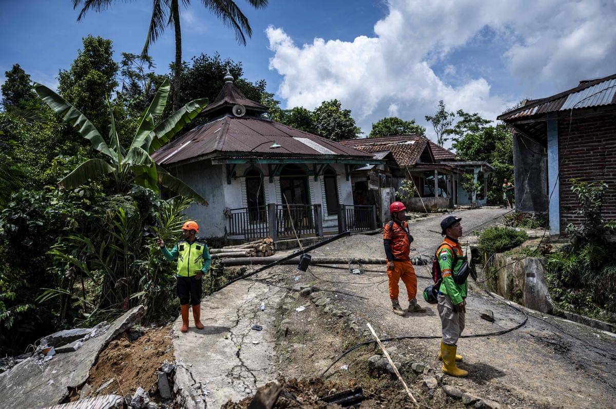 Relawan berdiri di titik bencana tanah longsor di Dusun Situkung, Desa Pandanarum, Kecamatan Pandanarum, Kabupaten Banjarnegara, Jawa Tengah, Selasa (18/11/2025). (ANTARA FOTO/Aprillio Akbar)
