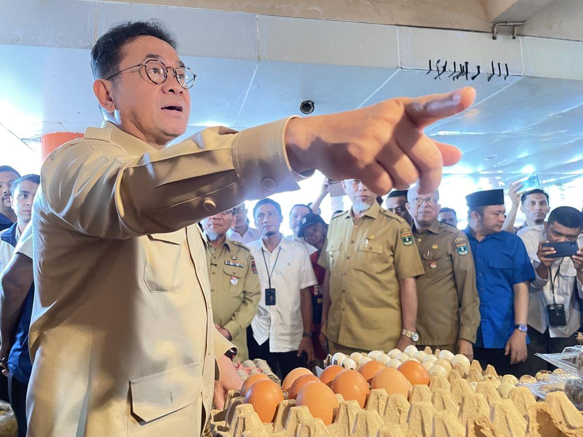 Mendag Budi mengecek harga telur di Pasar Raya Padang (Foto: IDN Times/Halbert Caniago)