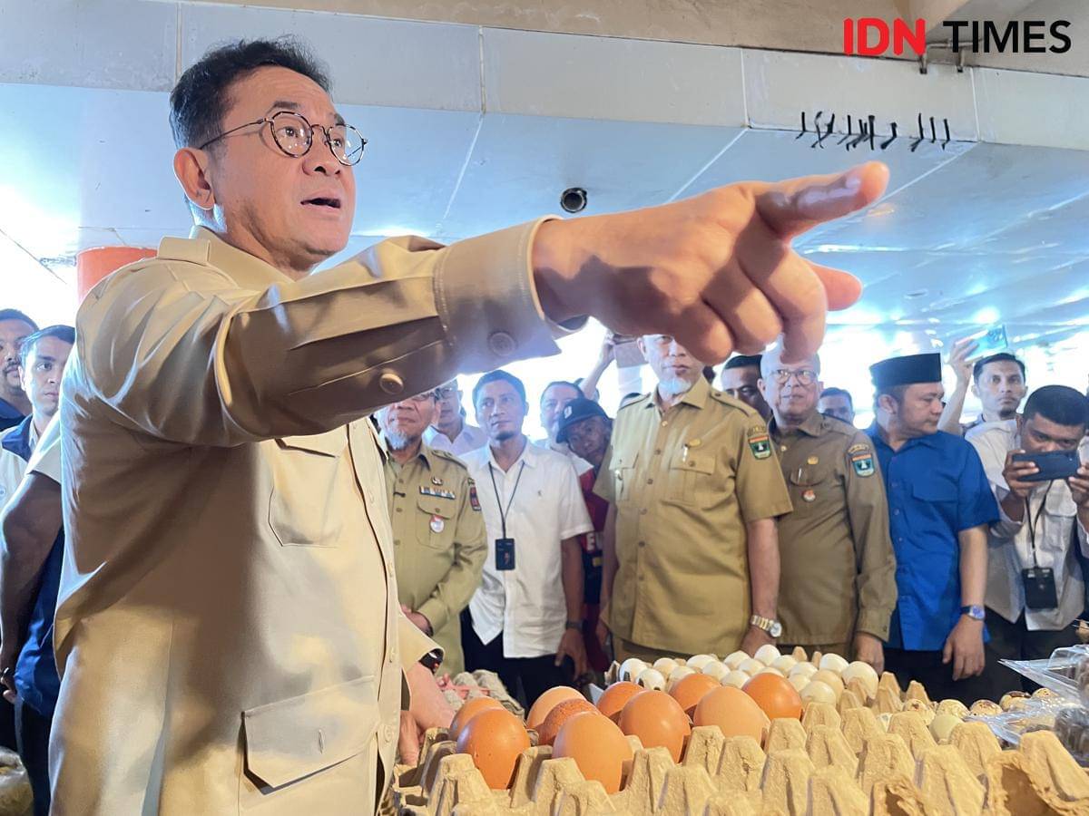 Mendag Budi mengecek harga telur di Pasar Raya Padang (Foto: IDN Times/Halbert Caniago)