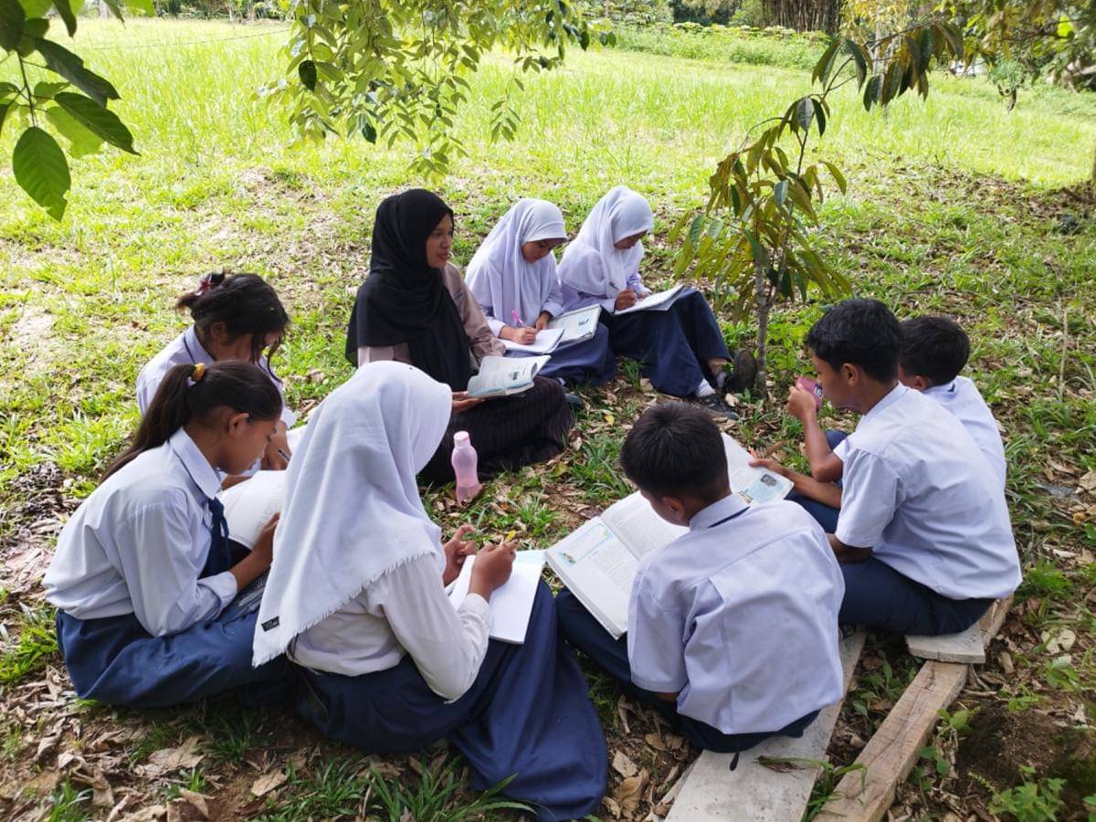 Para siswa SMP Alam Leuser saat belajar tentang konservasi (dok Darsimah untuk IDN Times)