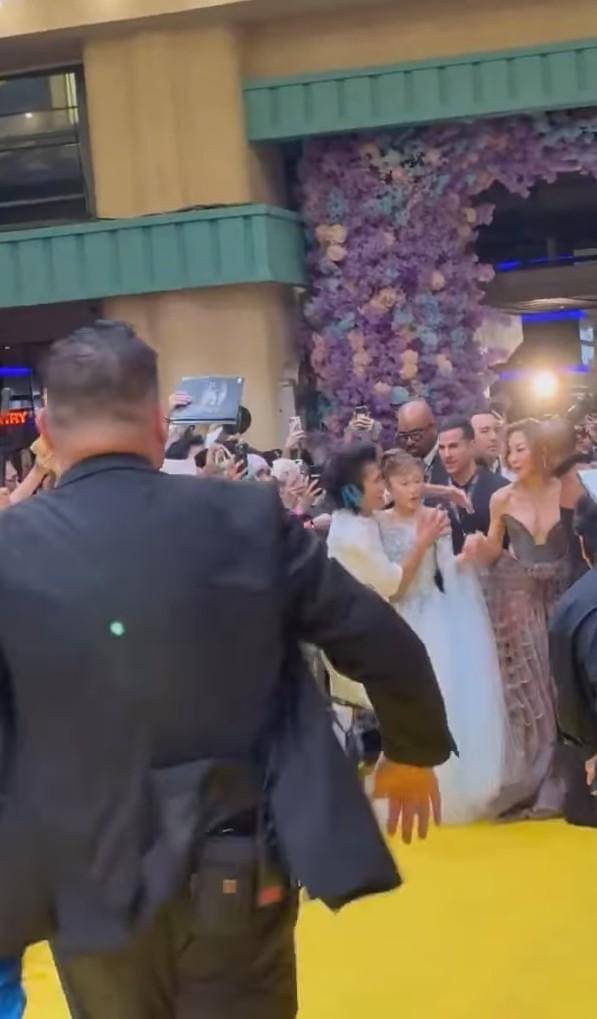 fans penyerang Ariana Grande