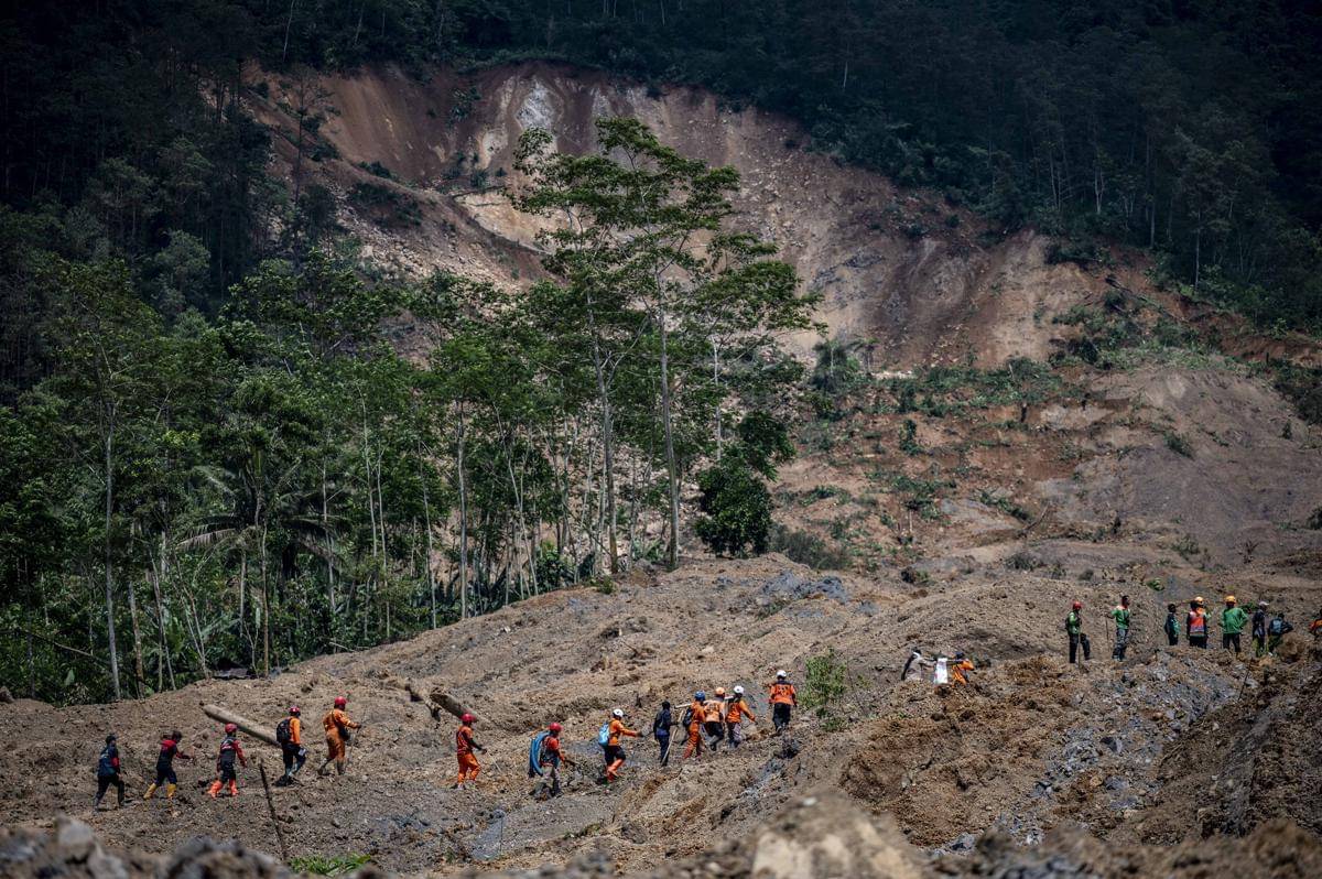 Sejumlah anggota tim SAR gabungan berjalan menuju titik evakuasi bencana tanah longsor di Dusun Situkung, Desa Pandanarum, Kecamatan Pandanarum, Kabupaten Banjarnegara, Jawa Tengah, Selasa (18/11/2025). (ANTARA FOTO/Aprillio Akbar)