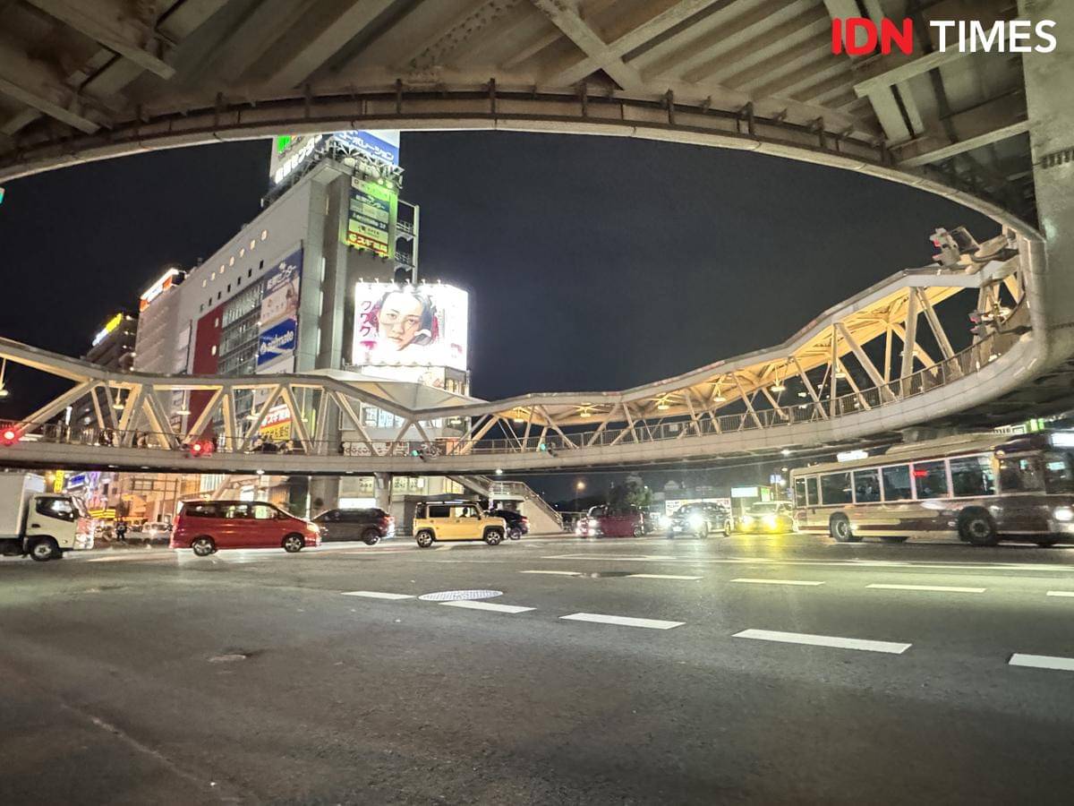 Abeno Pedestrian Bridge di kawasan Abenosuji, Osaka, Jepang yang menjadi salah satu inspirasi proyek jembatan cincin donat Dukuh Atas Hub.