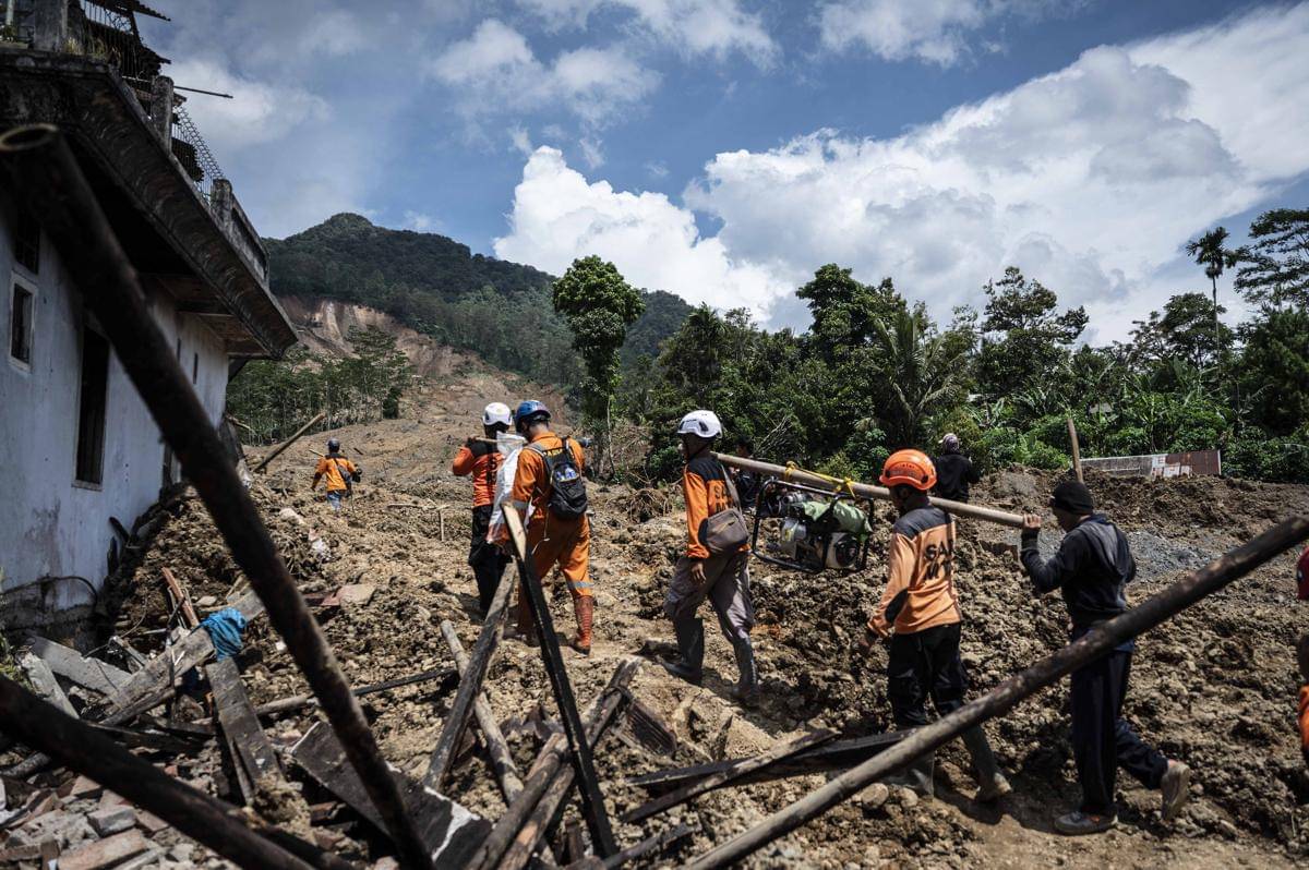 Sejumlah anggota tim SAR gabungan berjalan menuju titik evakuasi bencana tanah longsor di Dusun Situkung, Desa Pandanarum, Kecamatan Pandanarum, Kabupaten Banjarnegara, Jawa Tengah, Selasa (18/11/2025). (ANTARA FOTO/Aprillio Akbar)