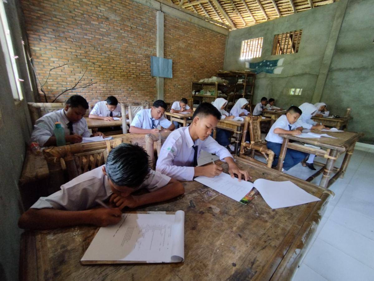 Para siswa SMP Alam Leuser saat belajar (IDN Times/Doni Hermawan)