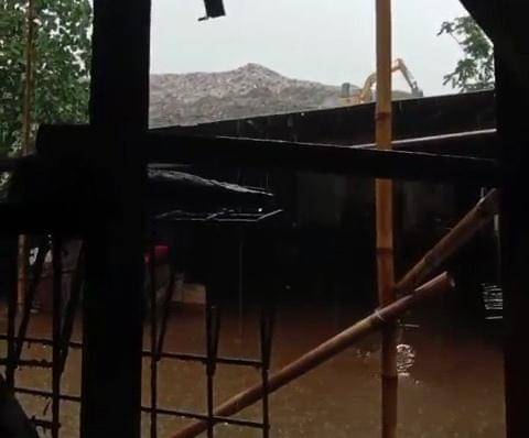 Lingkungan warga di sekitar TPA Cipeucang banjir air lindi (Dok. IDN Times/Agus)