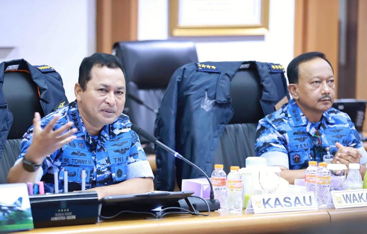 Kepala Staf Angkatan Udara (KSAU), Marsekal TNI M Tonny Harjono bersama jajaran saat rapat di Ruang Rapat Kasau, Mabesau, Cilangkap, Jakarta Timur