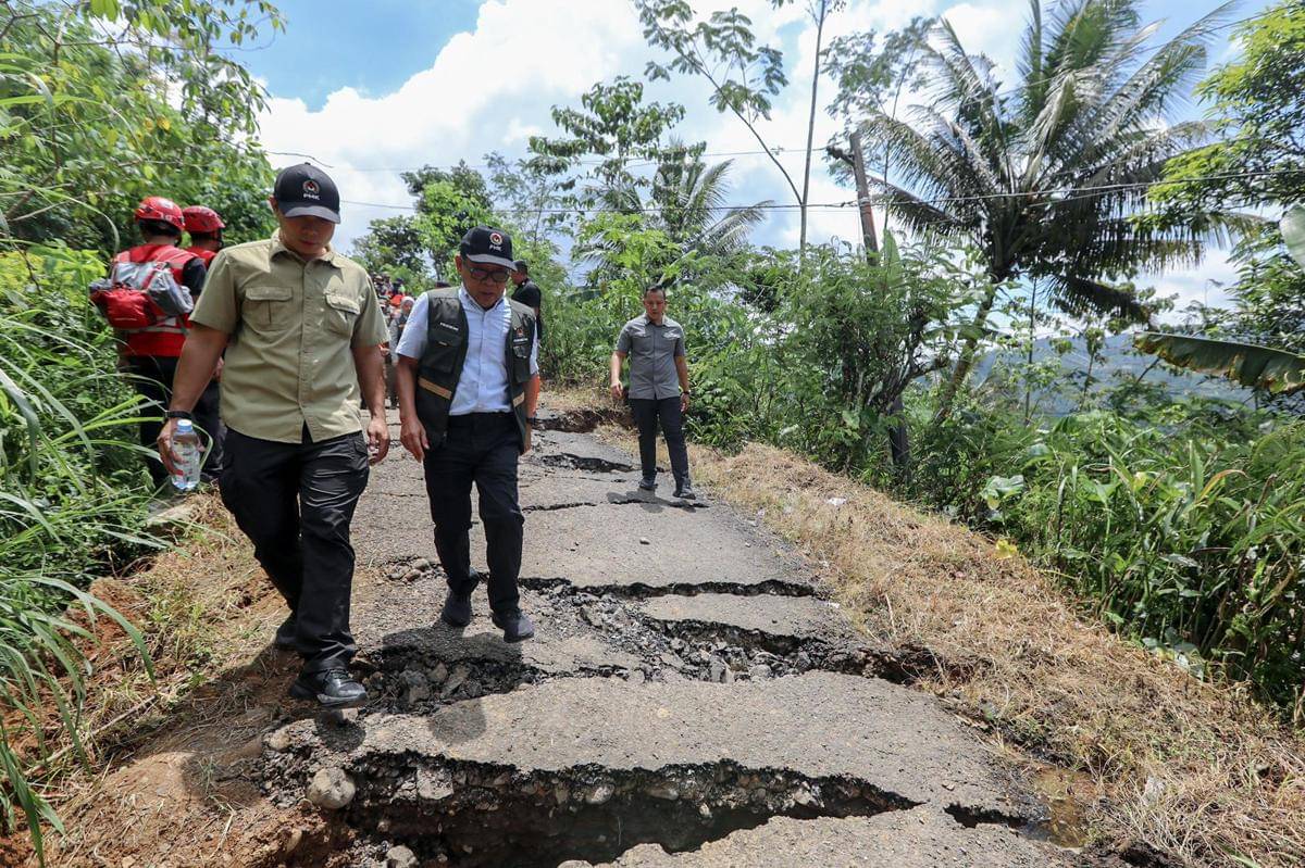 Menko PMK Pratikno tinjau proses penanganan bencana tanah longsor di Dusun Situkung