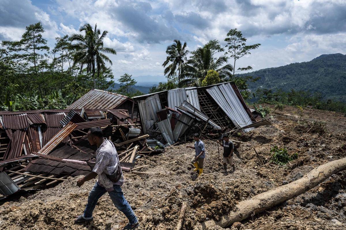 Warga mencari lokasi rumahnya di titik bencana tanah longsor di Dusun Situkung, Desa Pandanarum, Kecamatan Pandanarum, Kabupaten Banjarnegara, Jawa Tengah, Selasa (18/11/2025). (ANTARA FOTO/Aprillio Akbar)
