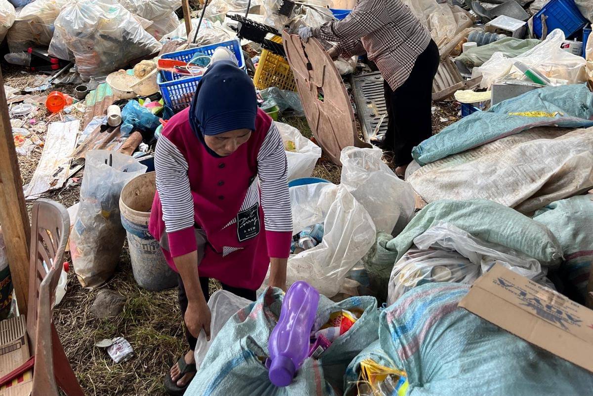 Suasana di gudang Bengkel Sampah di Desa Palopat Maria, Kota Padang Sidempuan, Sumatera Utara,  Rabu (15/10/2025)