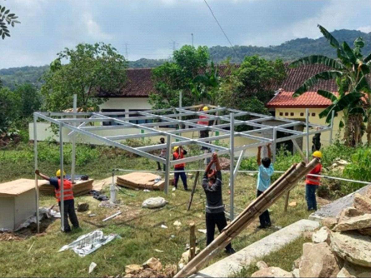 Pemasangan PLTS hibrid untuk pompa air yang dipimpin oleh Umi Salamah di Kecamatan Gedangsari, Kabupaten Gunungkidul, Daerah Istimewa Yogyakarta (DIY). (Dok. FAST UAD)