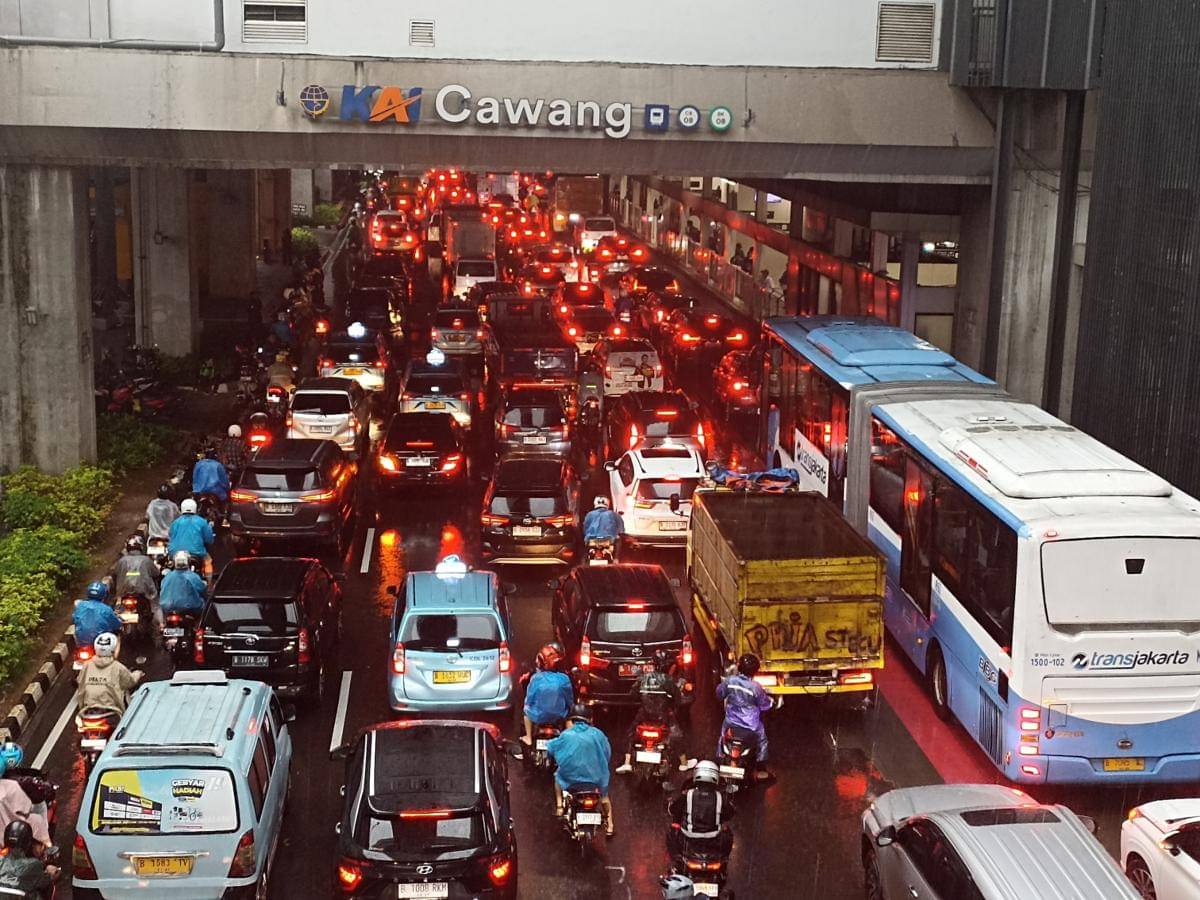 Jalan macet saat hujan di Cawang, Selasa (18/1102025)/ IDN Times Dini Suciatiningrum