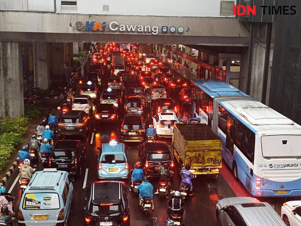 Jalan macet saat hujan di Cawang