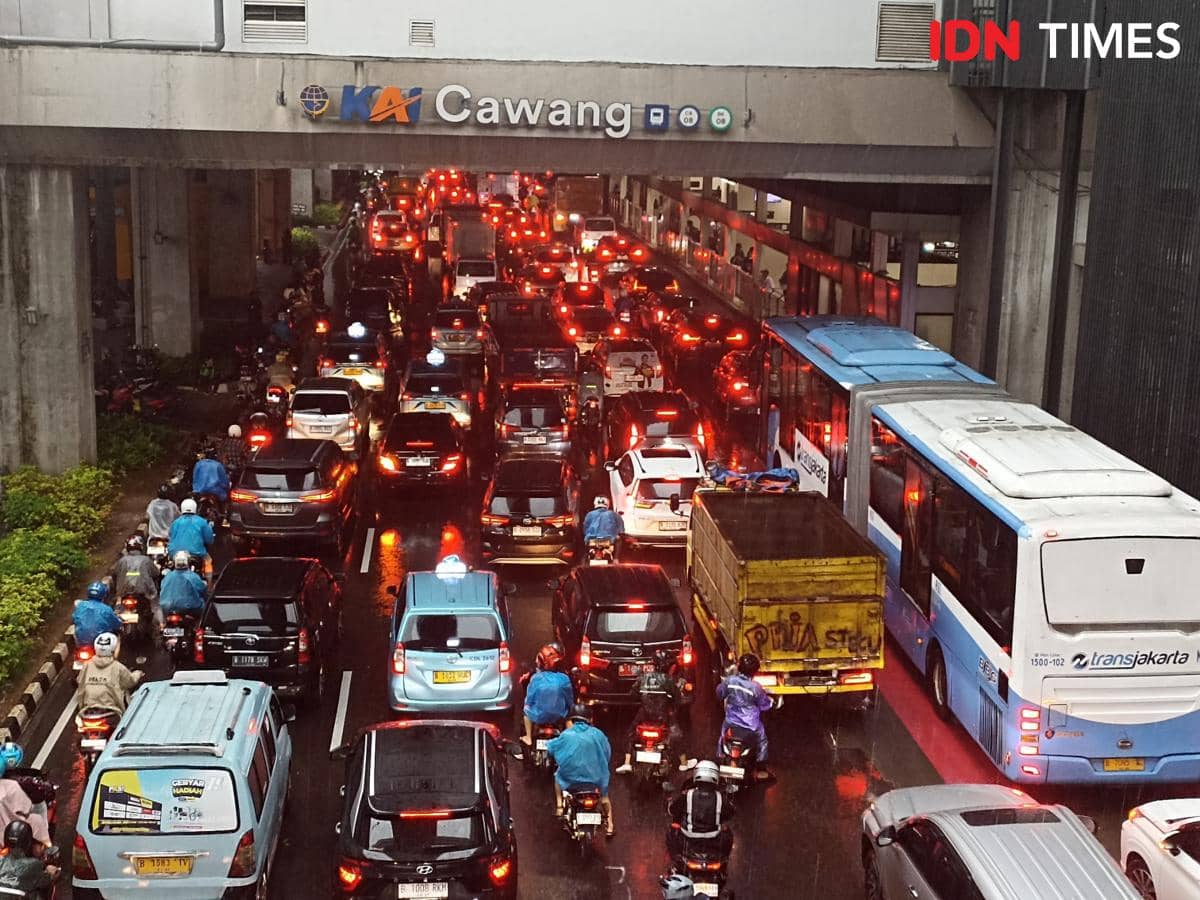 Jalan macet saat hujan di Cawang, Selasa (18/1102025)/ IDN Times Dini Suciatiningrum