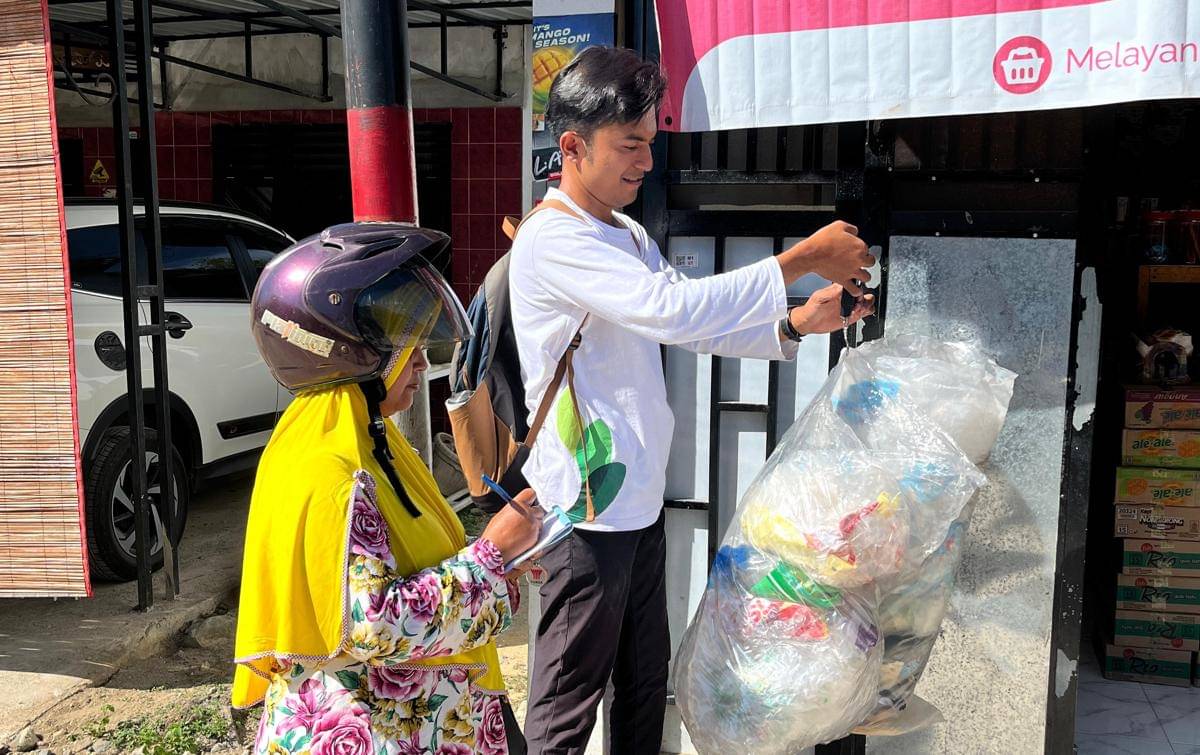 Nazamuddin melayani nasabahnya di bengkel sampah (dok.Nazamuddin untuk IDN Times)