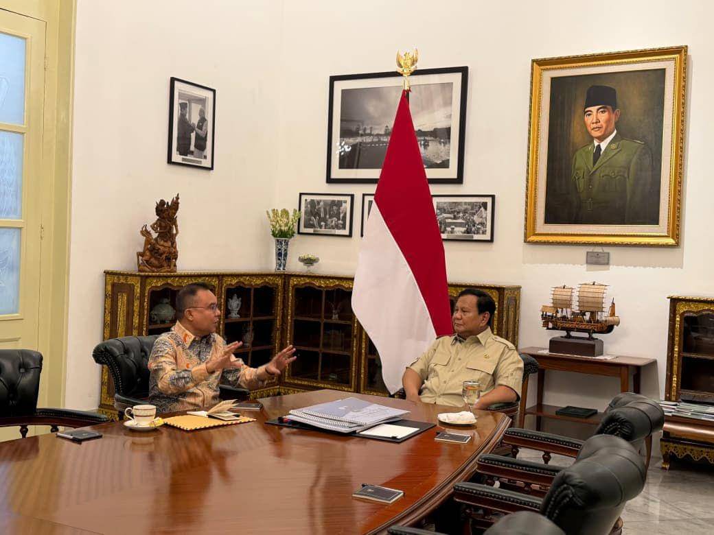 Presiden Prabowo Subianto menerima Wakil Ketua DPR RI, Sufmi Dasco Ahmad, di Istana Merdeka, Jakarta, pada Senin (17/11/2025) (Instagram/@sekretariat.kabinet)