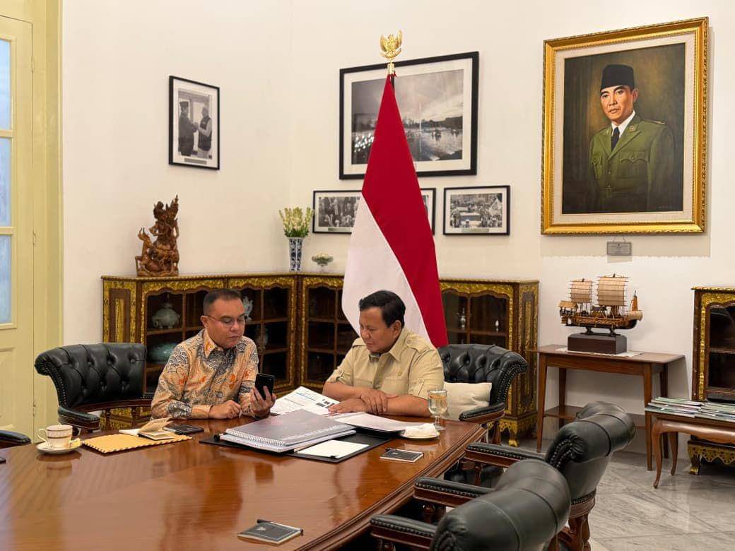 Presiden Prabowo Subianto menerima Wakil Ketua DPR RI, Sufmi Dasco Ahmad, di Istana Merdeka, Jakarta, pada Senin (17/11/2025) (Instagram/@sekretariat.kabinet)