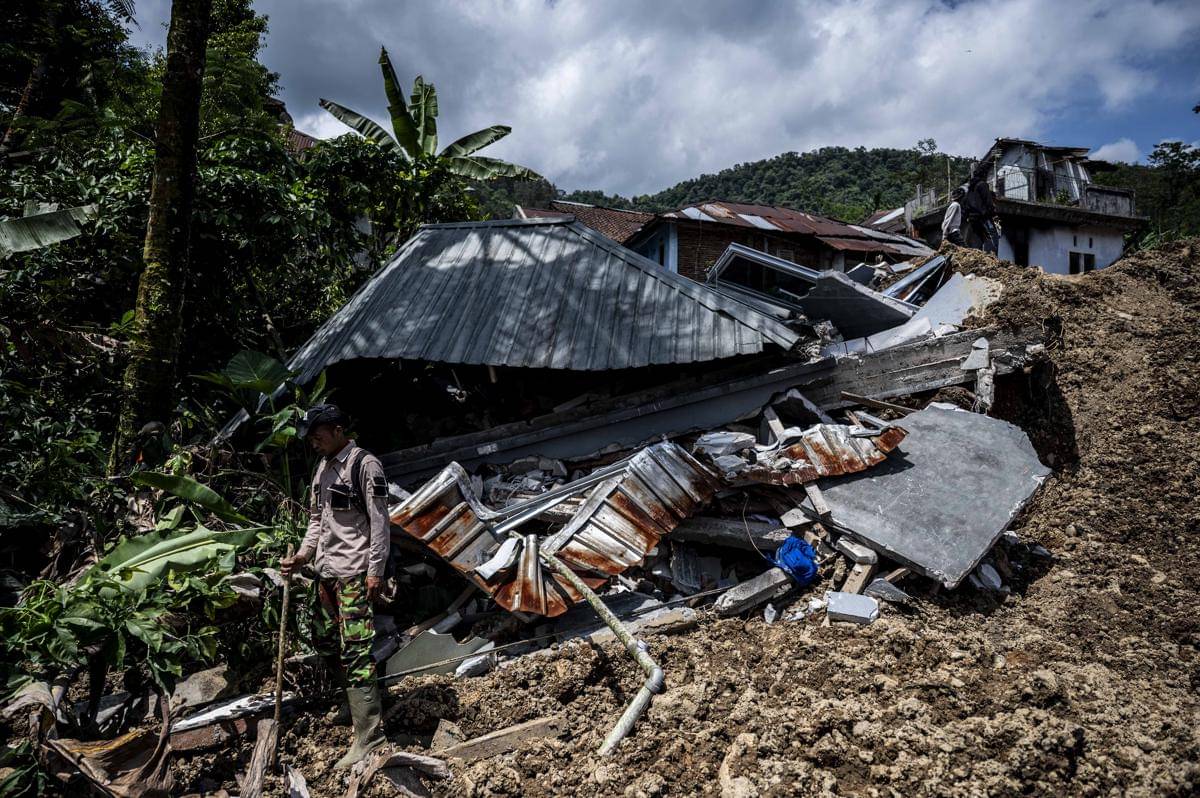 Relawan berdiri di samping rumah warga yang roboh terdampak bencana tanah longsor di Dusun Situkung, Desa Pandanarum, Kecamatan Pandanarum, Kabupaten Banjarnegara, Jawa Tengah, Selasa (18/11/2025). (ANTARA FOTO/Aprillio Akbar)