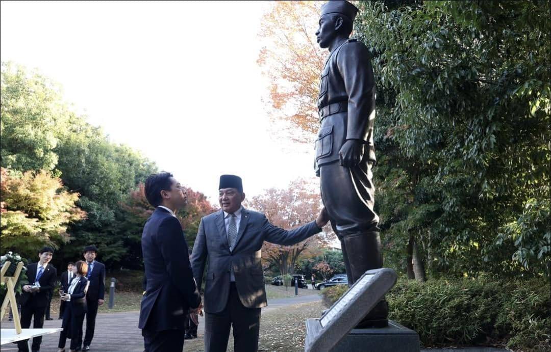 Momen Sjafrie Kunjungi Patung Jenderal Sudirman di Kemhan Jepang