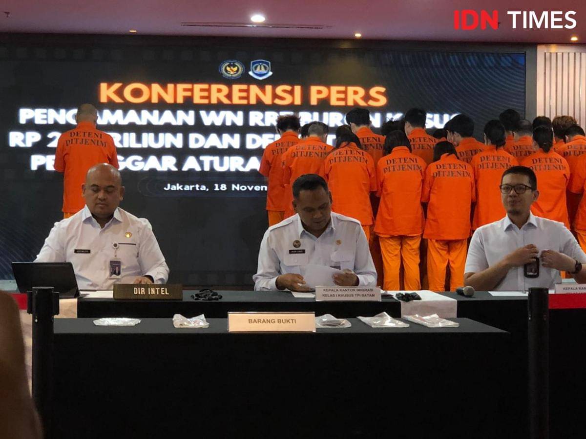 Konferensi pers pengamanan WN RRT buron kasus Rp2,2 triliun dan deportasi 27 WNA pelanggar aturan keimigrasian. (Dok. IDN Times/Regina Sofya)