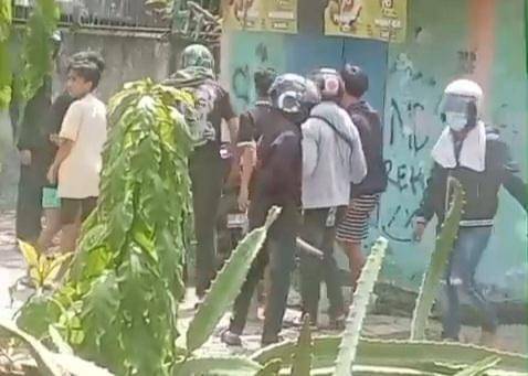 Kelompok pemuda  saat bentrok antar warga Kampung Sapiria dan Borta di Kecamatan Tallo, Kota Makassar, Selasa (18/11/2025) (Dokumentassi warga).