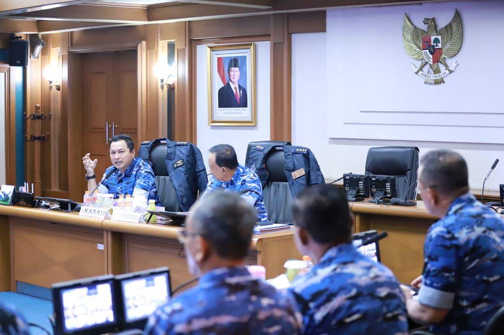 Kepala Staf Angkatan Udara (KSAU), Marsekal TNI M Tonny Harjono bersama jajaran saat rapat di Ruang Rapat Kasau, Mabesau, Cilangkap