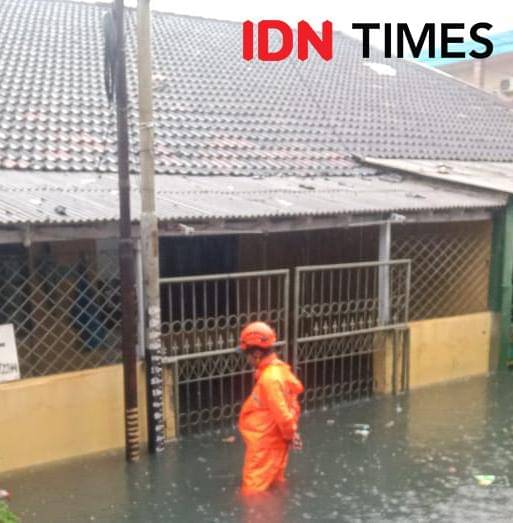 Banjir di Jalan Kamal Raya Jakarta Barat, Selasa (18/11/2025)/ IDN Times Dini Suciatiningrum