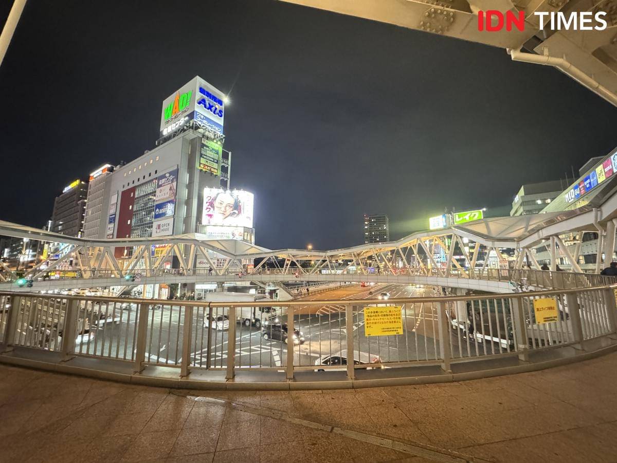 Abeno Pedestrian Bridge di kawasan Abenosuji, Osaka, Jepang yang menjadi salah satu inspirasi proyek jembatan cincin donat Dukuh Atas Hub.