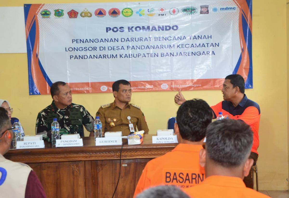 Gubernur Jateng, Ahmad Luthfi saat rapat terbatas bencana tanah longsor di Desa Pandanarum, Kecamatan Pandanarum, Kabupaten Banjarnegara, Jawa Tengah. (Dok. Pemprov Jateng)