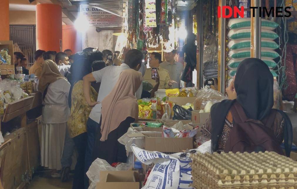 Mendag Budi mengecek harga sembako di Pasar Raya Padang (Foto: IDN Times/Halbert Caniago)
