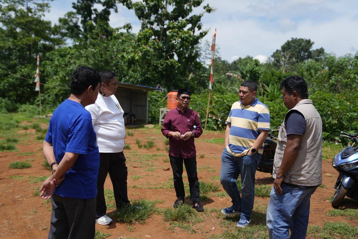 Wali Kota Makassar Munafri Arifuddin dan Bupati Maros Chaidir Syam meninjau lahan alternatif pekuburan di Desa Benteng Gajah, Tompobulu, Maros, Minggu (18/11/2025). (Dok. Humas Pemkot Makassar)