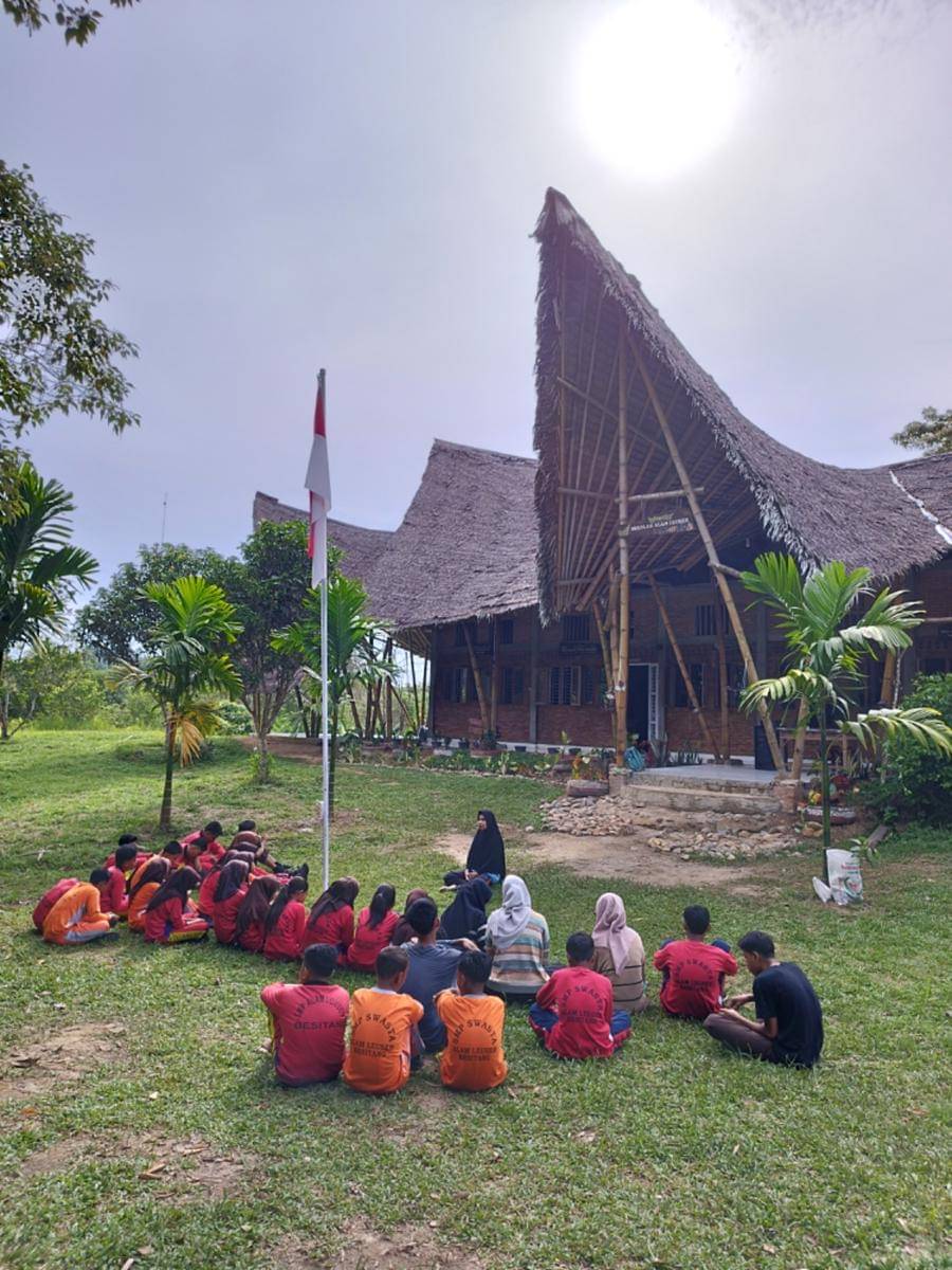 Darsimah bersama para siswa SMP Alam Leuser saat belajar tentang konservasi (dok Darsimah untuk IDN Times)