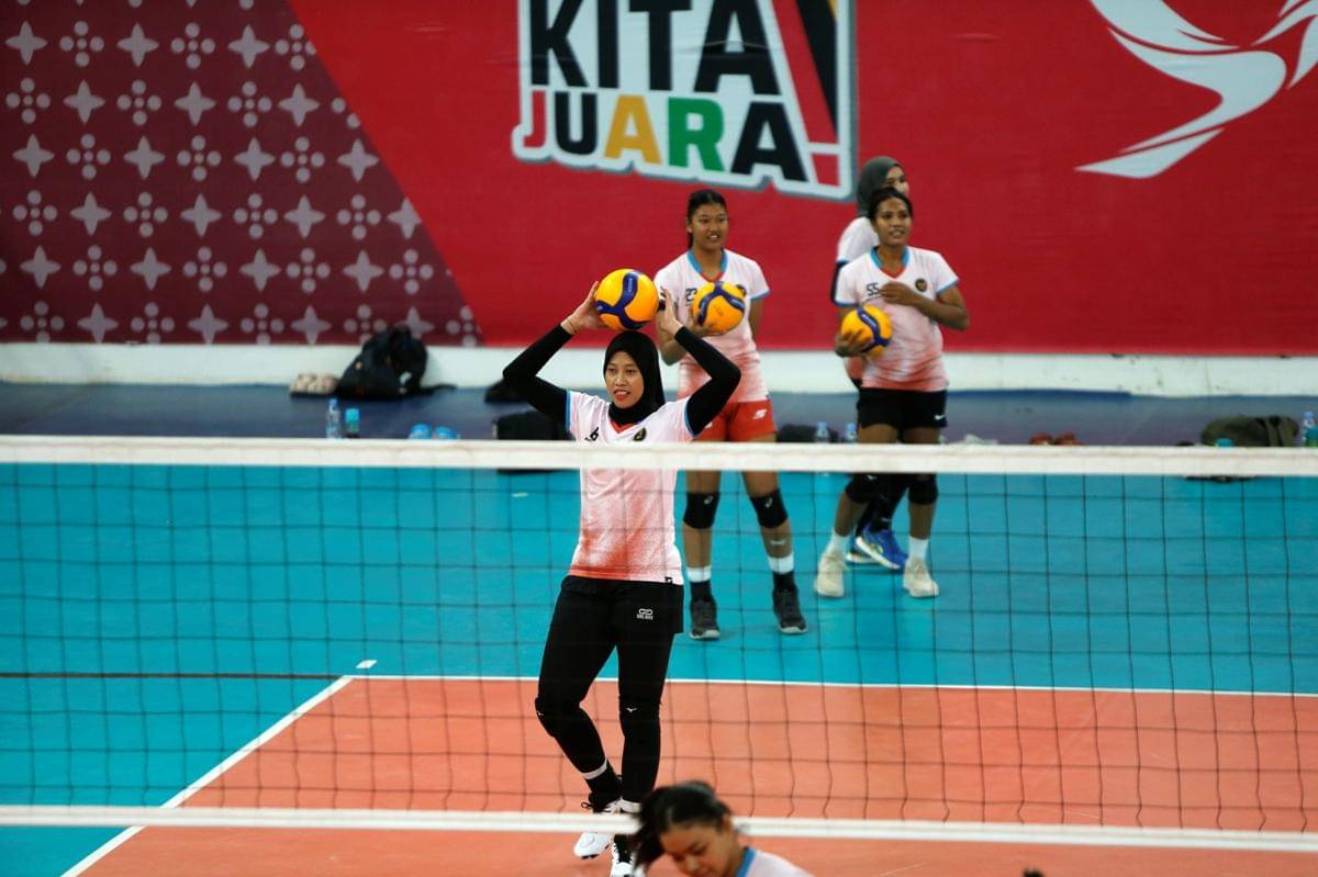 Megawati Hangestri Pertiwi dkk saat berlatih di GOR Voli Indoor Sumut, Senin (17/11/2025) (IDN Times/Doni Hermawan)