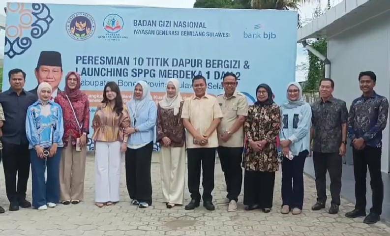 Yasika Aulia Ramadhani (keempat dari dari kiri), saat peresmian dapur SPPG di Kabupaten Bone, Jumat (14/11/2025). WR untuk IDN Times