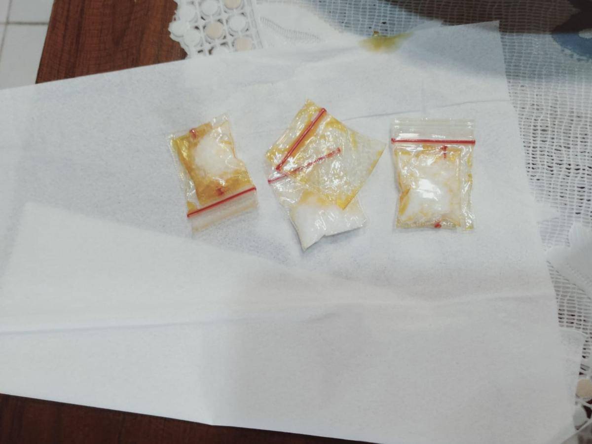 Sabu dalam plastik klip dimasukkan dalam makanan sambal tahu. 