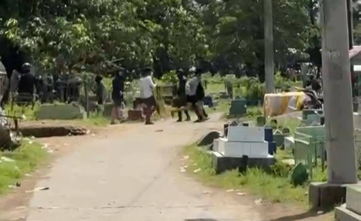 Kelompok pemuda  saat bentrok antar warga Kampung Sapiria dan Borta di Kecamatan Tallo, Kota Makassar, Selasa (18/11/2025) (Dokumentasi warga).