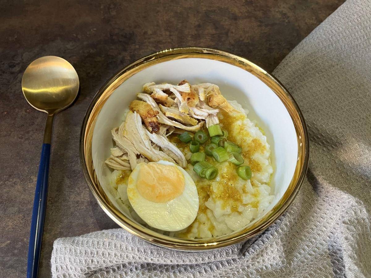 Semangkuk bubur ayam hangat.