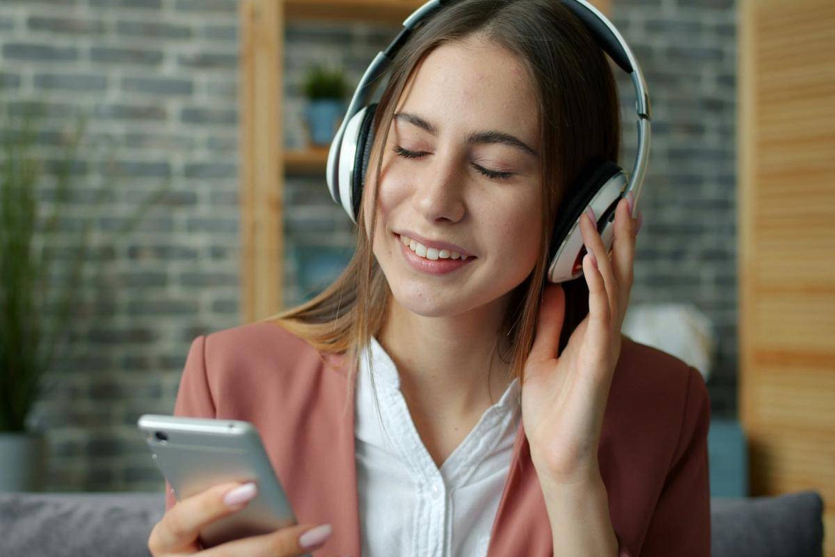 ilustrasi mendengarkan lagu 