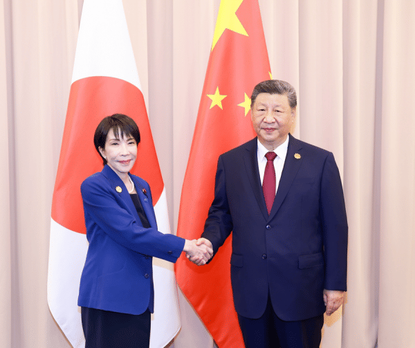 Perdana Menteri Jepang Sanae Takaichi (kiri) saat bertemu dengan Presiden China Xi Jinping di sela-sela KTT APEC 2025 di Korsel (31/10/2025). (Dok. laman resmi Kemlu China/www.fmprc.gov.cn)