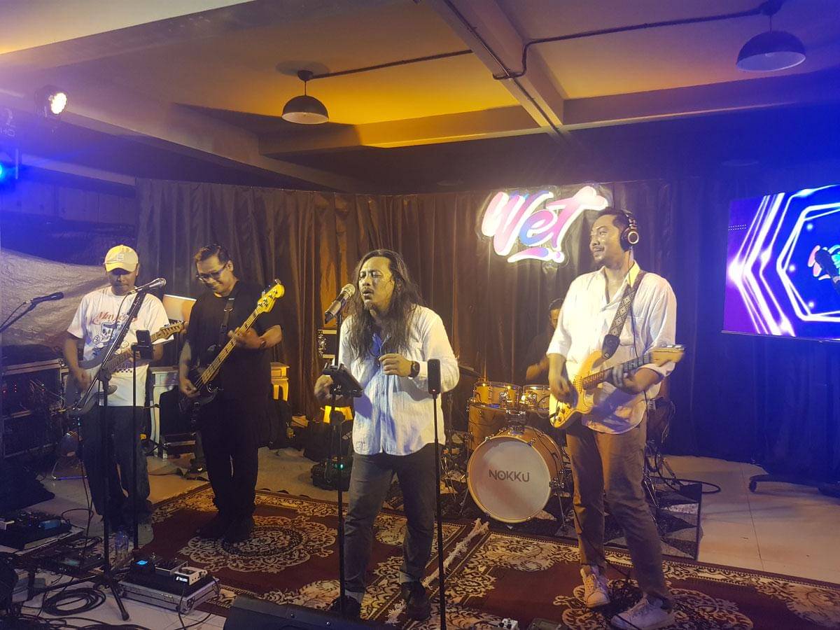 Penampilan WET saat acara rilis album terbaru mereka, Rabu (12/11/2025).