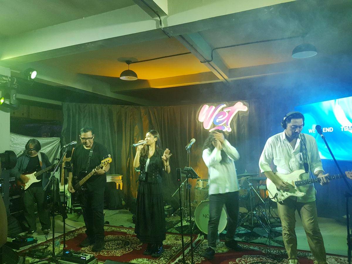 Penampilan WET saat acara rilis album terbaru mereka, Rabu (12/11/2025).